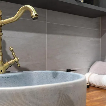 Incredible 2bdr With Veranda And House-like Feel Lejlighed