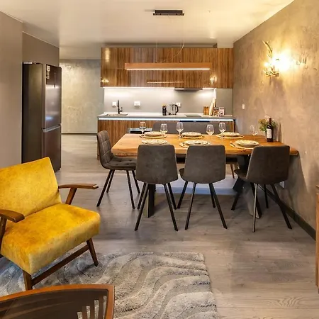 Lejlighed Incredible 2bdr With Veranda And House-like Feel