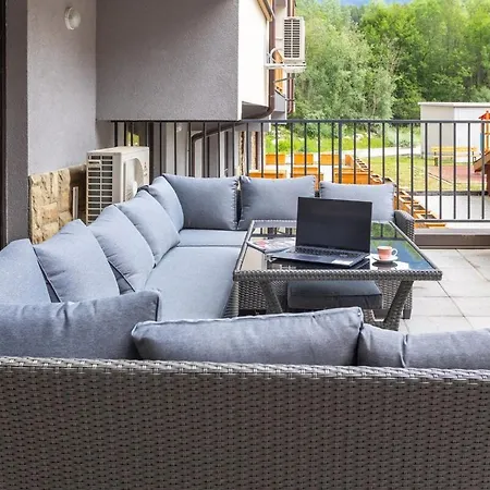 Lejlighed Incredible 2bdr With Veranda And House-like Feel *