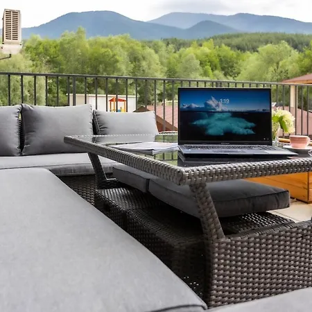 Lejlighed Incredible 2bdr With Veranda And House-like Feel *