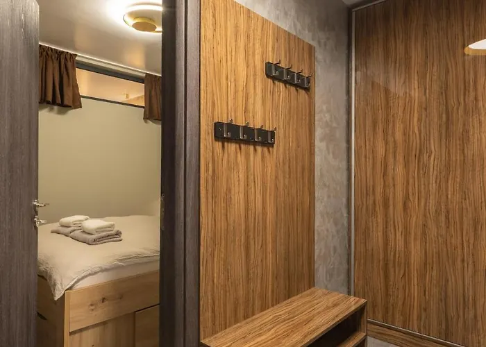 Incredible 2bdr With Veranda And House-like Feel *