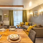 Apartment Incredible 2bdr With Veranda And House-like Feel