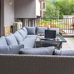 Apartment Incredible 2bdr With Veranda And House-like Feel *