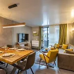 Apartment Incredible 2bdr With Veranda And House-like Feel