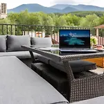 Apartment Incredible 2bdr With Veranda And House-like Feel *