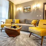 Apartment Incredible 2bdr With Veranda And House-like Feel