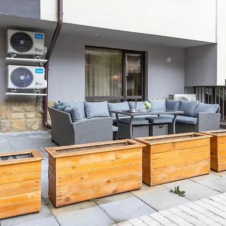 Incredible 2bdr With Veranda And House-like Feel Apartment *