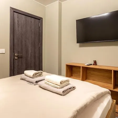 Incredible 2bdr With Veranda And House-like Feel Apartment *