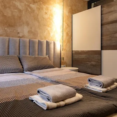 Incredible 2bdr With Veranda And House-like Feel Apartment