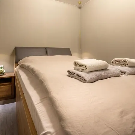 Incredible 2bdr With Veranda And House-like Feel *