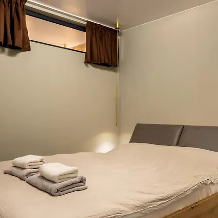 Incredible 2bdr With Veranda And House-like Feel Lägenhet *
