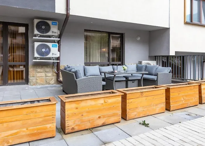 Incredible 2bdr With Veranda And House-like Feel Apartment *