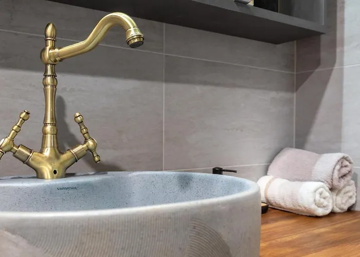 Incredible 2bdr With Veranda And House-like Feel Apartment