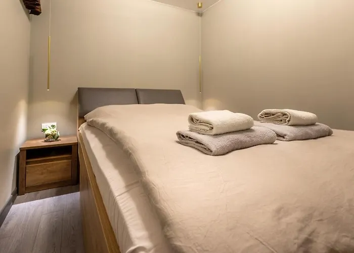 Incredible 2bdr With Veranda And House-like Feel *